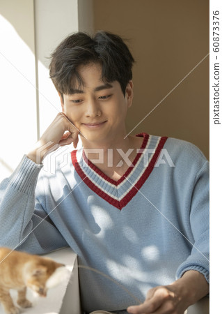 Man resting pet 60873376