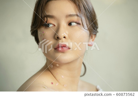 室內的女人美 60873562