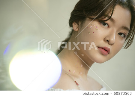 Woman beauty indoor Woman beauty indoor 60873563