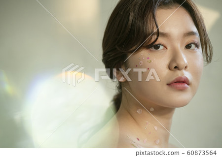 Woman beauty indoor Woman beauty indoor 60873564