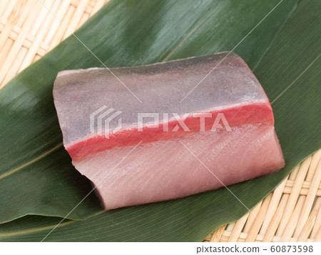Yellowtail sashimi 60873598
