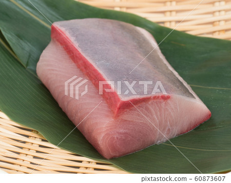 Yellowtail sashimi 60873607