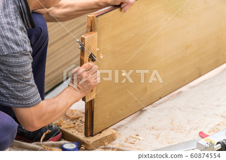 木匠用美人蕉製作推拉門 木匠用美人蕉製作推拉門 60874554