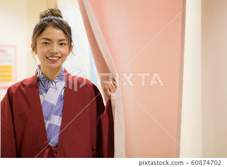 一個女人在洗澡 一個女人在洗澡 60874702
