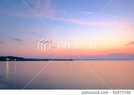 黎明時分的海濱 60875586