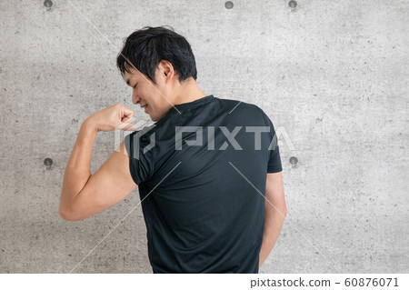 一個穿著運動服的男人 一個穿著運動服的男人 60876071