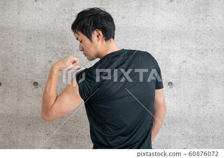 一個穿著運動服的男人 一個穿著運動服的男人 60876072