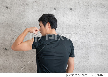 一個穿著運動服的男人 一個穿著運動服的男人 60876073