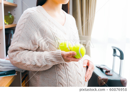 Preparing a pregnant woman for hospitalization Tennis ball Preparing a pregnant woman for hospitalization Tennis ball 60876958