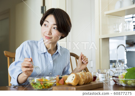 Food, lifestyle, women, living, middle-aged, middle-aged and older, health, healthcare 60877275