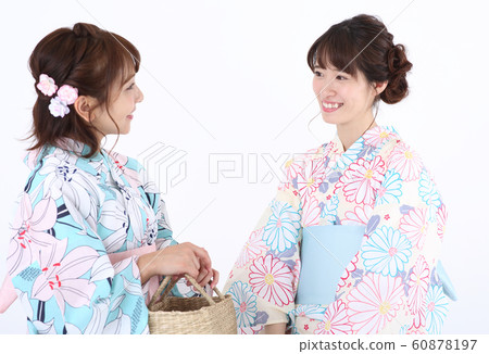 一個女人穿著浴衣 一個女人穿著浴衣 60878197