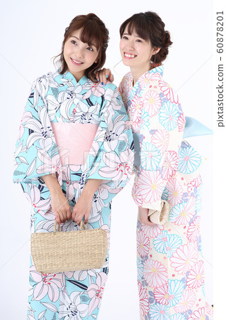 一個女人穿著浴衣 60878201