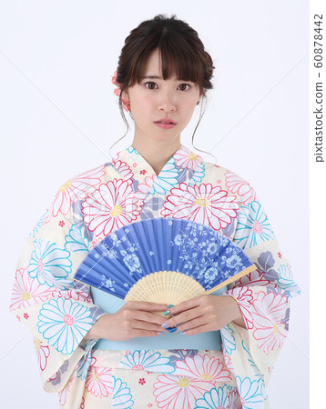 一個女人穿著浴衣 一個女人穿著浴衣 60878442