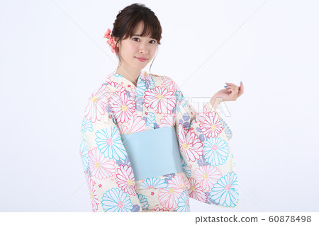 一個女人穿著浴衣 一個女人穿著浴衣 60878498