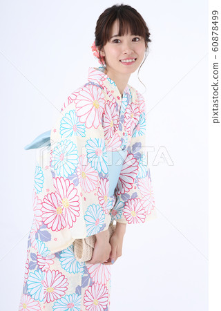 一個女人穿著浴衣 一個女人穿著浴衣 60878499