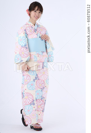 一個女人穿著浴衣 一個女人穿著浴衣 60878512