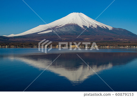 從山中湖看到的經典富士山 從山中湖看到的經典富士山 60879153