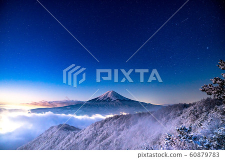 《Yamanashi Prefecture》Mt.Fuji and the starry sky floating in the sea of clouds 60879783