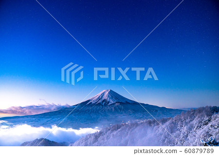 《山梨縣》飄浮在雲海中的富士山 60879789