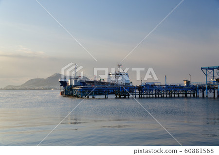 拍攝在北海道函館市函館港裝船準備出發的貨船的照片 拍攝在北海道函館市函館港裝船準備出發的貨船的照片 60881568