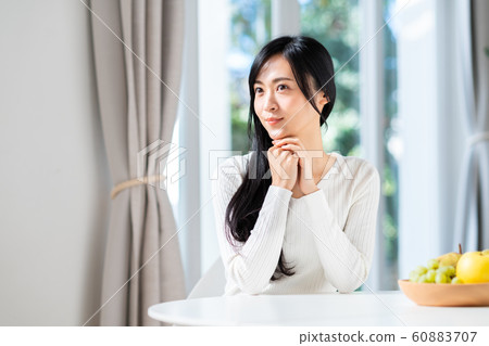 young woman      60883707