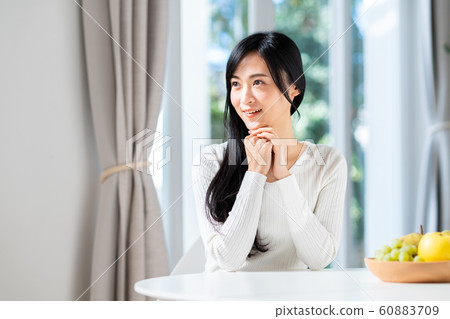 young woman      60883709