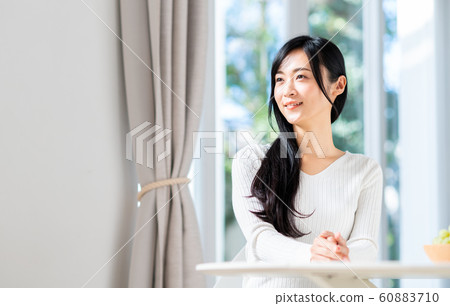 young woman      60883710