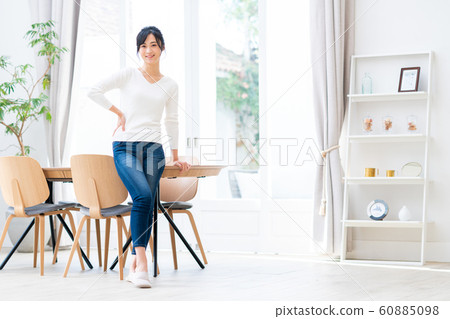 年輕的女士 年輕的女士 60885098