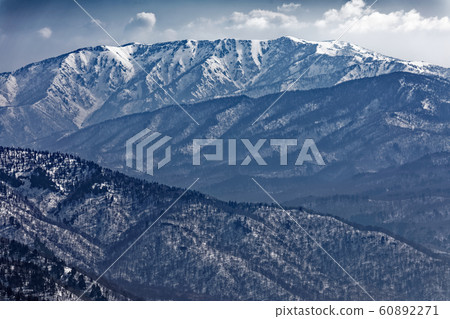 會津小岳從雪山山頂看到積雪 60892271