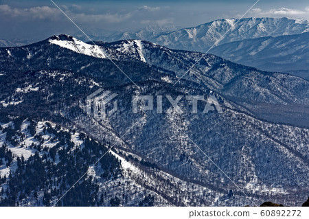 雪山山頂上殘留的雪景。 60892272