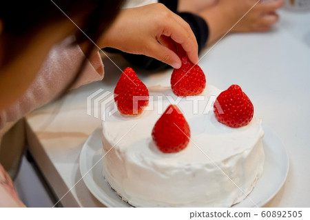 Children's handmade shortcake (with strawberry) Children's handmade shortcake (with strawberry) 60892505