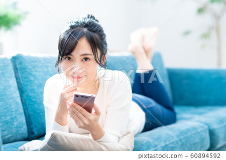 A young lady (a smartphone) 60894592