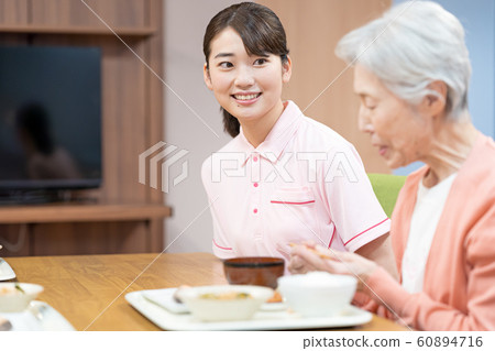 保姆，養老院，自助餐廳，餐飲 60894716