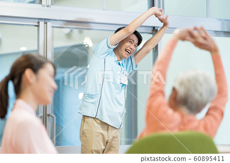 照顧者，養老院，體操 60895411
