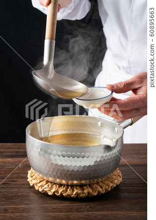 Itamae to taste the broth 60895663