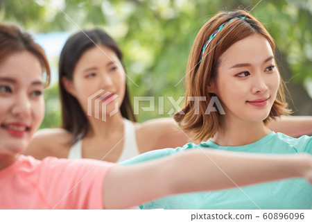 女人健身瑜伽 女人健身瑜伽 60896096
