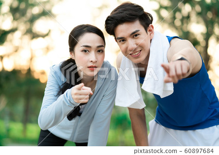 Men and women running 60897684