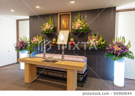 Altar, funeral ceremony, wake-up, ceremonial hall, farewell ceremony, funeral, funeral ceremony, family funeral, flower offering, flower, flower arrangement 60900644