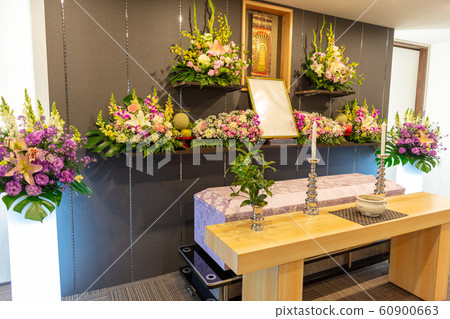 祭壇，喪葬儀式，喚醒，禮堂，告別儀式，喪葬，喪葬儀式，家庭葬禮，獻花，花卉，插花 60900663