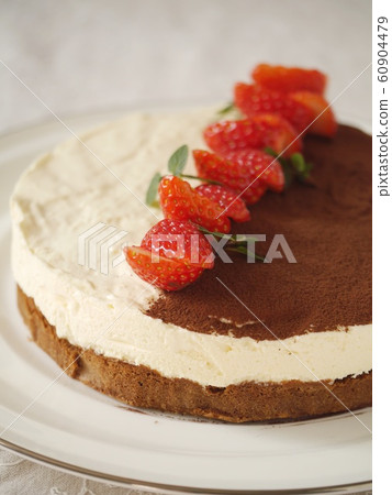 White chocolate mousse cake (up) White chocolate mousse cake (up) 60904479