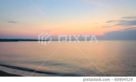 黎明時分的海濱 60904529