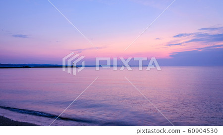 黎明時分的海濱 60904530