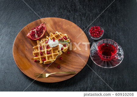 Waffles of Dutch, French and Belgian foods 60910208