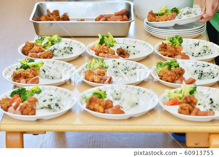 School lunch image material, food education, school lunch, fried chicken plate 60913755
