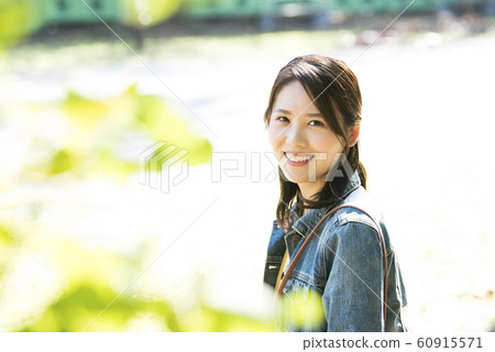 Young lady's portrait 60915571