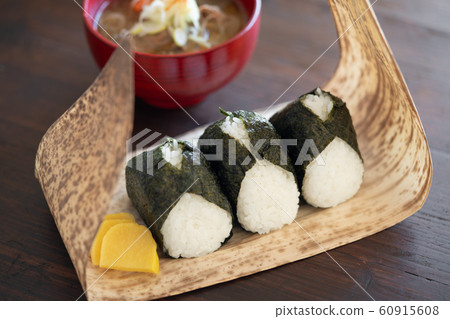 Onigiri and pork juice 60915608