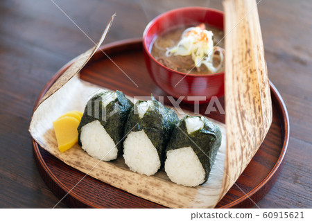 Onigiri and pork juice 60915621