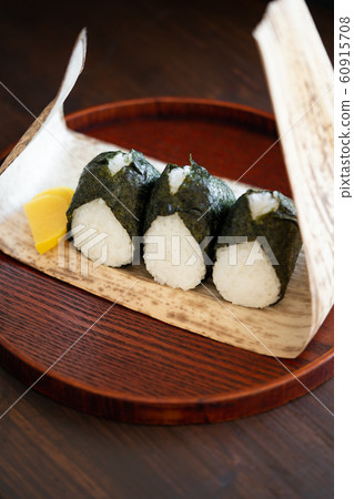 Rice balls wrapped in bamboo skin 60915708