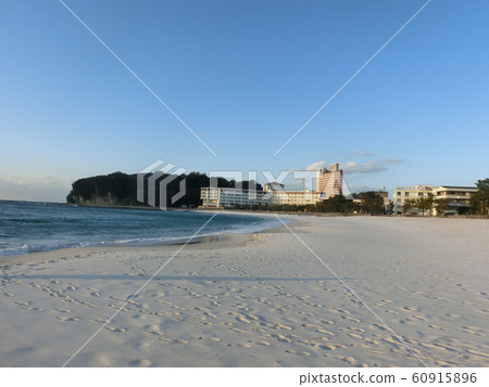 Shirahama beach in winter Shirahama beach in winter 60915896