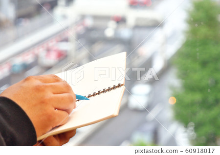 Hand taking notes 60918017